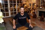 Aalsmeer 18 december 2020
Gerard Joling zijn huis is helemaal versierd met kerstlichtjes en bomen