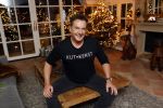 Aalsmeer 18 december 2020
Gerard Joling zijn huis is helemaal versierd met kerstlichtjes en bomen