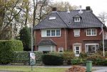 Hilversum 16 november 2020
Heleen v Royen met haar nieuwe boek en vriend Bart Meeldijk bij hun huis.