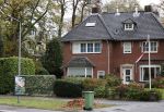 Hilversum 16 november 2020
Heleen v Royen met haar nieuwe boek en vriend Bart Meeldijk bij hun huis.