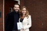 Hilversum 16 november 2020
Heleen v Royen met haar nieuwe boek en vriend Bart Meeldijk bij hun huis.