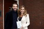 Hilversum 16 november 2020
Heleen v Royen met haar nieuwe boek en vriend Bart Meeldijk bij hun huis.