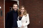 Hilversum 16 november 2020
Heleen v Royen met haar nieuwe boek en vriend Bart Meeldijk bij hun huis.