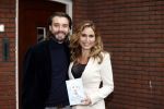 Hilversum 16 november 2020
Heleen v Royen met haar nieuwe boek en vriend Bart Meeldijk bij hun huis.