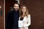 Hilversum 16 november 2020
Heleen v Royen met haar nieuwe boek en vriend Bart Meeldijk bij hun huis.