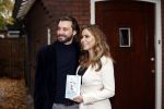 Hilversum 16 november 2020
Heleen v Royen met haar nieuwe boek en vriend Bart Meeldijk bij hun huis.