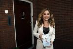 Hilversum 16 november 2020
Heleen v Royen met haar nieuwe boek en vriend Bart Meeldijk bij hun huis.