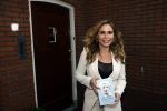 Hilversum 16 november 2020
Heleen v Royen met haar nieuwe boek en vriend Bart Meeldijk bij hun huis.