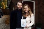 Hilversum 16 november 2020
Heleen v Royen met haar nieuwe boek en vriend Bart Meeldijk bij hun huis.