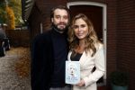 Hilversum 16 november 2020
Heleen v Royen met haar nieuwe boek en vriend Bart Meeldijk bij hun huis.