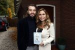 Hilversum 16 november 2020
Heleen v Royen met haar nieuwe boek en vriend Bart Meeldijk bij hun huis.