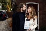 Hilversum 16 november 2020
Heleen v Royen met haar nieuwe boek en vriend Bart Meeldijk bij hun huis.