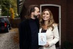 Hilversum 16 november 2020
Heleen v Royen met haar nieuwe boek en vriend Bart Meeldijk bij hun huis.