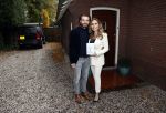 Hilversum 16 november 2020
Heleen v Royen met haar nieuwe boek en vriend Bart Meeldijk bij hun huis.