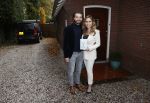 Hilversum 16 november 2020
Heleen v Royen met haar nieuwe boek en vriend Bart Meeldijk bij hun huis.