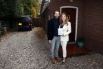 Hilversum 16 november 2020
Heleen v Royen met haar nieuwe boek en vriend Bart Meeldijk bij hun huis.