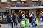 Amsterdam 5 november 2020
Hergo Beethovenstraat met publiek buiten wachtend vanwege corona