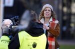 Amsterdam 18 november 2020
Opnames met ilse Warringa op het Rembrandtplein. Menno Kohler doet produktie . Zijn vrouw en zoontje komen even kijken .