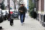 Amsterdam 18 december 2020
Iris Hond met haar hondje en Mischa v d Woesteine in Amsterdam zuid