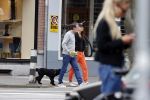 Amsterdam 22 juli 2020
Iris Hond met een kennis en haar hond in Amsterdam zuid.