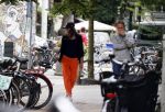 Amsterdam 22 juli 2020
Iris Hond met een kennis en haar hond in Amsterdam zuid.