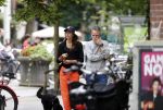 Amsterdam 22 juli 2020
Iris Hond met een kennis en haar hond in Amsterdam zuid.
