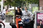 Amsterdam 22 juli 2020
Iris Hond met een kennis en haar hond in Amsterdam zuid.