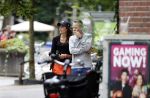 Amsterdam 22 juli 2020
Iris Hond met een kennis en haar hond in Amsterdam zuid.