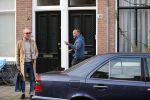 Den Haag 28 november 2020
Rogier Smit komt aanlopen met zijn hond bij zijn huis . Jeffrey Lake is bij hem aan het klussen