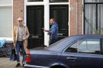 Den Haag 28 november 2020
Rogier Smit komt aanlopen met zijn hond bij zijn huis . Jeffrey Lake is bij hem aan het klussen