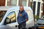 Den Haag 28 november 2020
Rogier Smit komt aanlopen met zijn hond bij zijn huis . Jeffrey Lake is bij hem aan het klussen