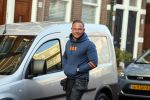 Den Haag 28 november 2020
Rogier Smit komt aanlopen met zijn hond bij zijn huis . Jeffrey Lake is bij hem aan het klussen