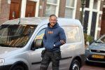 Den Haag 28 november 2020
Rogier Smit komt aanlopen met zijn hond bij zijn huis . Jeffrey Lake is bij hem aan het klussen