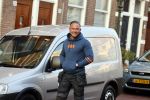 Den Haag 28 november 2020
Rogier Smit komt aanlopen met zijn hond bij zijn huis . Jeffrey Lake is bij hem aan het klussen