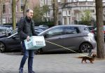 Amsterdam 22 november 2020
Johan Neijenhuis met zijn hondje en een bak vol lege flessen in Amsterdam zuid