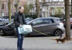 Amsterdam 22 november 2020
Johan Neijenhuis met zijn hondje en een bak vol lege flessen in Amsterdam zuid