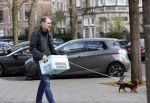 Amsterdam 22 november 2020
Johan Neijenhuis met zijn hondje en een bak vol lege flessen in Amsterdam zuid