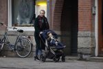 Amsterdam 2 december 2020
Kimberly Klaver met zoontje aan de wandel.