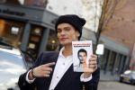 Amsterdam 12 november 2020
Koen Kardashian brengt met biro zijn boek naar vrienden. Hier is hij bij Estelle Cruijff