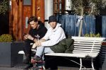 Amsterdam 23 november 2020
Koen Kardashian met een kennis op een bankje in de zon