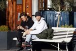 Amsterdam 23 november 2020
Koen Kardashian met een kennis op een bankje in de zon