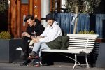 Amsterdam 23 november 2020
Koen Kardashian met een kennis op een bankje in de zon