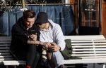 Amsterdam 23 november 2020
Koen Kardashian met een kennis op een bankje in de zon