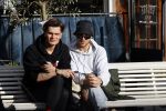 Amsterdam 23 november 2020
Koen Kardashian met een kennis op een bankje in de zon