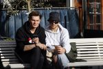 Amsterdam 23 november 2020
Koen Kardashian met een kennis op een bankje in de zon