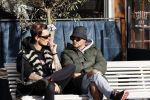 Amsterdam 23 november 2020
Koen Kardashian met een kennis op een bankje in de zon