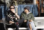 Amsterdam 23 november 2020
Koen Kardashian met een kennis op een bankje in de zon