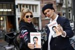 Amsterdam 12 november 2020
Koen Kardashian brengt met biro zijn boek naar vrienden. Hier is hij bij Estelle Cruijff