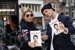 Amsterdam 12 november 2020
Koen Kardashian brengt met biro zijn boek naar vrienden. Hier is hij bij Estelle Cruijff