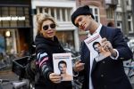 Amsterdam 12 november 2020
Koen Kardashian brengt met biro zijn boek naar vrienden. Hier is hij bij Estelle Cruijff